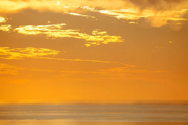 Beau coucher de soleil coloré sur la mer Méditerranée à Alanya Turke — Photo