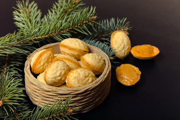 Cookies "Nuts" with sweet filling in a wicker basket with Christ — Stock Photo, Image