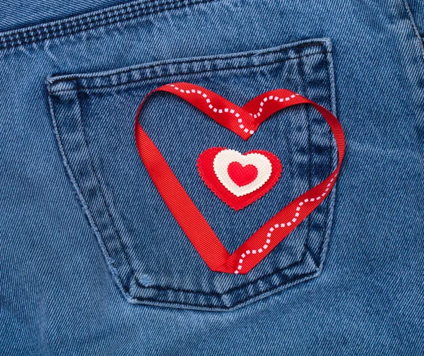 Textiel harten. Verliefdheid thema op jeans achtergrond — Stockfoto