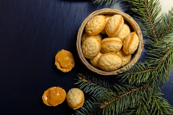 Biscotti "Noci" con ripieno dolce in un cesto di vimini con Cristo — Foto Stock