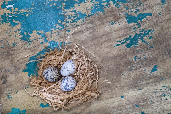 Composizione con uova di quaglia. Struttura in legno per sfondo — Foto Stock