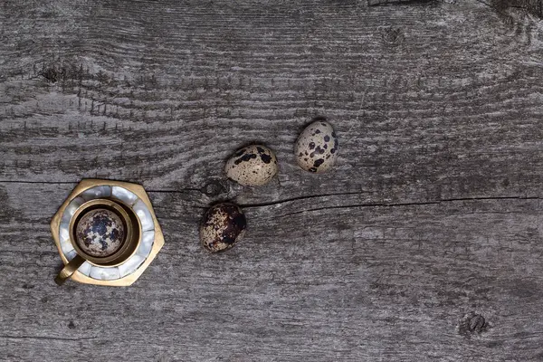 Composizione con uova di quaglia. Struttura in legno per sfondo — Foto Stock