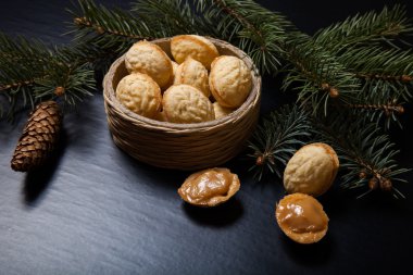 Tatlı İsa ile bir hasır sepet doldurma ile çerezleri 