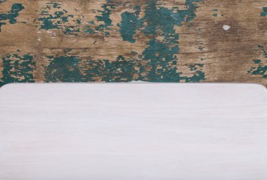 Eski arka plan üzerinde beyaz ahşap kesme tahtası