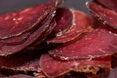 Dilimlenmiş at sosis. Seçici odak