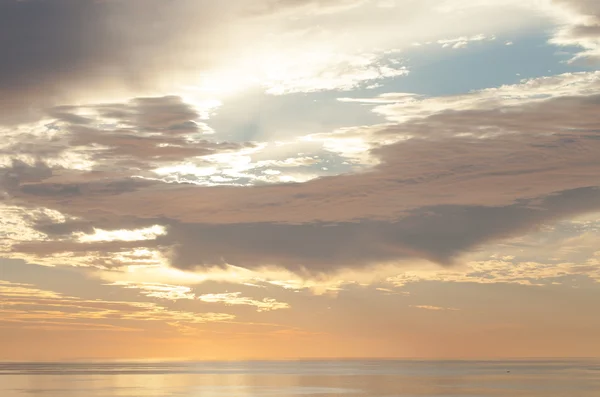 Belo pôr do sol colorido sobre o mar Mediterrâneo em Alanya Turke — Fotografia de Stock