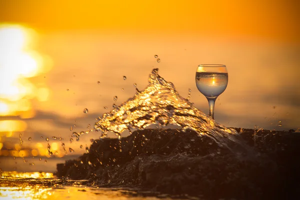 Beyaz asma cam güneş ve deniz backg üzerinde yansımaları ile