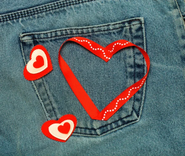 Textiel harten. Verliefdheid thema op jeans achtergrond. Afgezwakt — Stockfoto