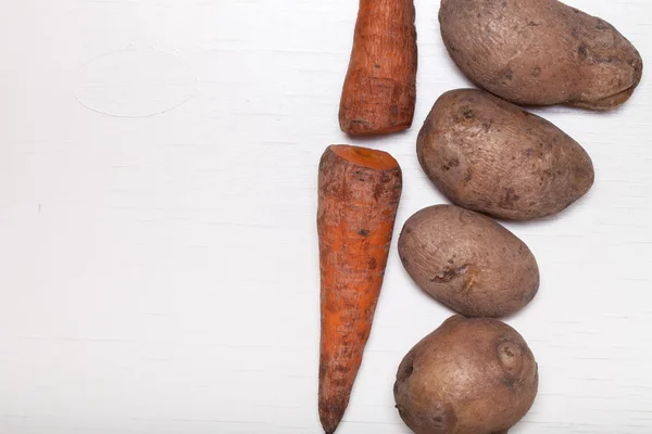 Варёная картошка и морковь на белой деревянной доске — стоковое фото