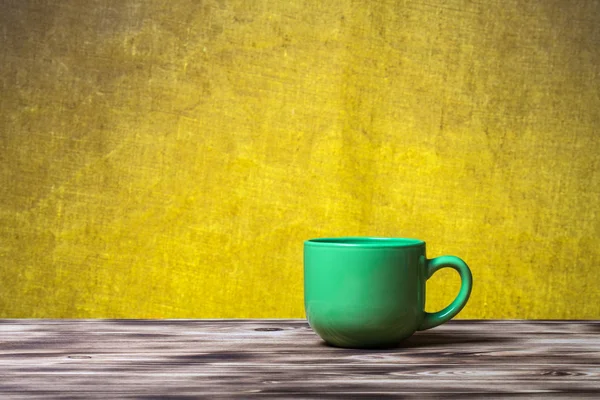 Tasse Tee auf neuem Holzbrett und Klett-Hintergrund — Stockfoto