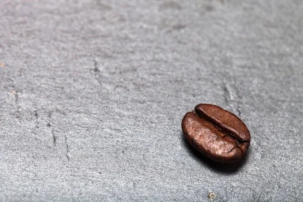 Granos de café en el fondo de pizarra —  Fotos de Stock