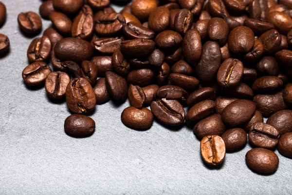 Kaffeebohnen auf dem Schiefergrund — Stockfoto