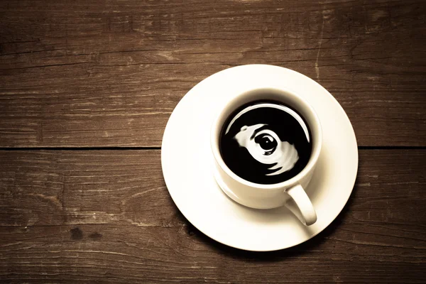 Chávena branca de café na velha mesa de madeira. Tonificado — Fotografia de Stock