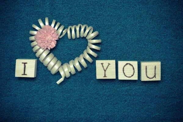 Composizione in legno e spazio per il testo. Tema amore romantico su je — Foto Stock