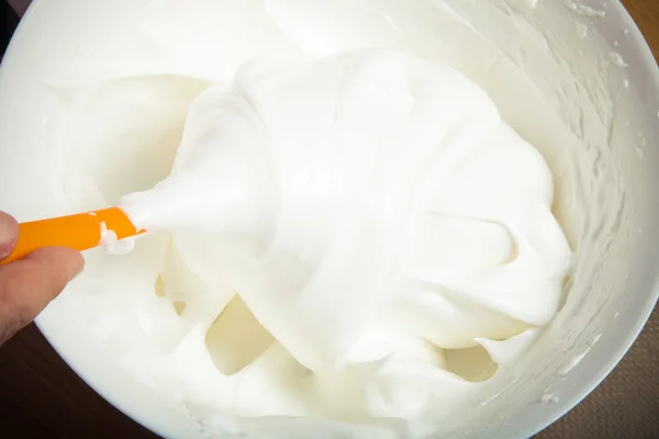 Brancos de ovo chicoteado para pastelaria em uma tigela de cerâmica branca. Tonificado — Fotografia de Stock