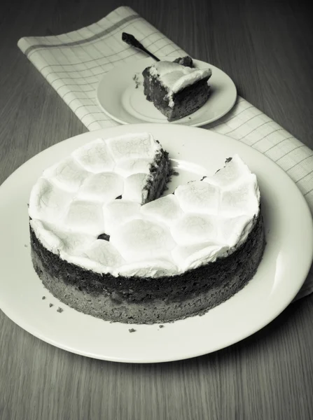 Bolo doce com chocolate em uma mesa de madeira leve. Seletivo foc — Fotografia de Stock