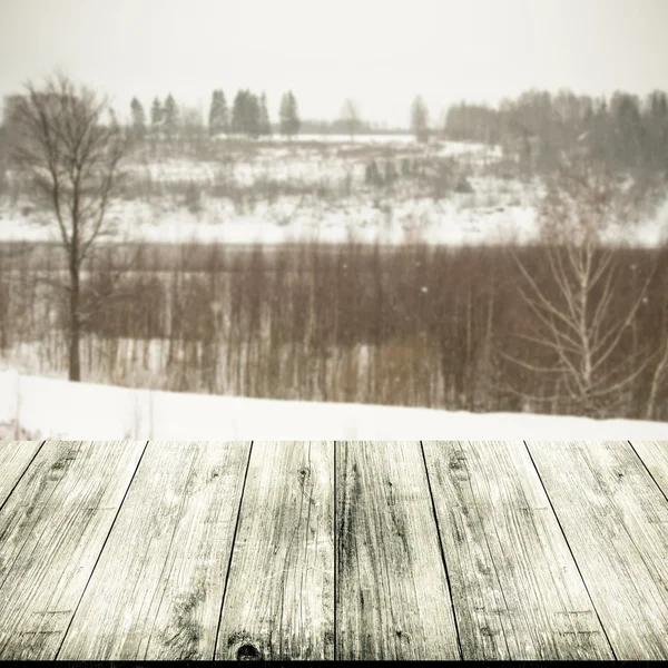 Snörik vinter i Ryssland. Visa från mörkt trä Landgången, bord eller — Stockfoto