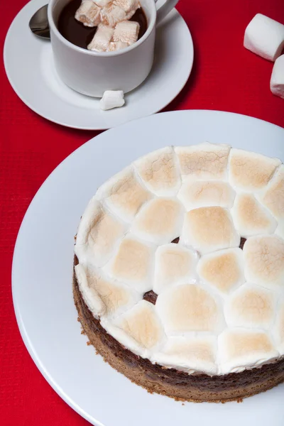 Zoete cake met chocolade en cacao met marshmallows op een zwart — Stockfoto