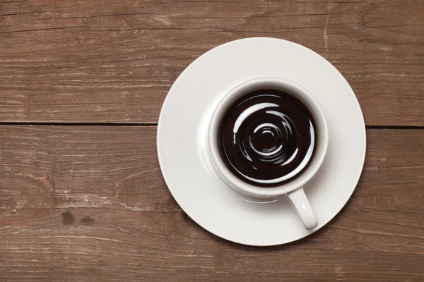 Xícara branca de café na mesa de madeira velha — Fotografia de Stock
