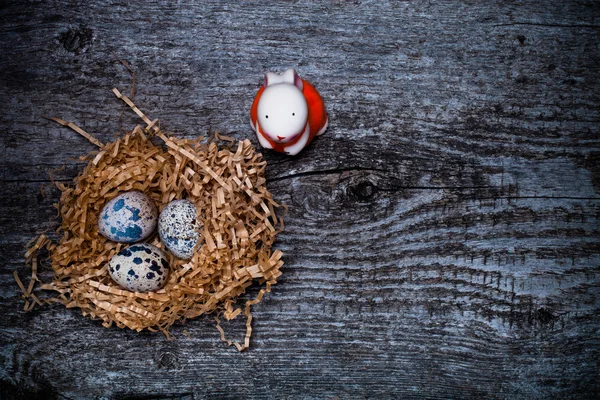 Composizione con uova di quaglia. Struttura in legno per sfondo. Tono — Foto Stock