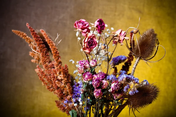 Ramo de flores secas sobre fondo de arpillera. Enfoque selectivo. Para — Foto de Stock