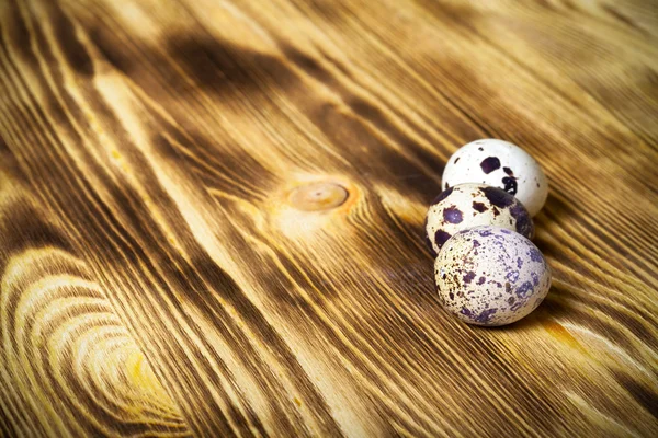 在新的木板上的鸡蛋。选择性的焦点。定了调子 — 图库照片