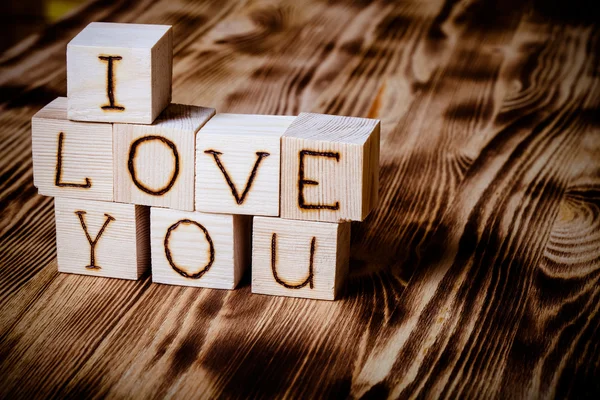 Houten kubussen met inscriptie "I Love You" op nieuwe houten backgro — Stockfoto