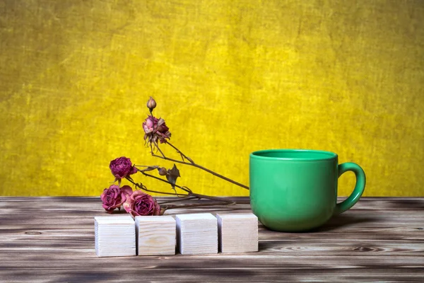 Tazza di tè, cubetti di legno e fiori di rosa secchi sul nuovo cinghiale di legno — Foto Stock