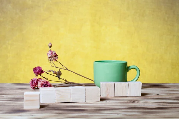 Tazza di tè, cubetti di legno e fiori di rosa secchi sul nuovo cinghiale di legno — Foto Stock