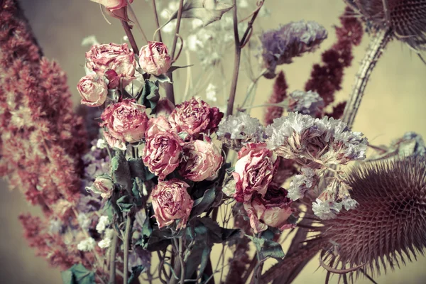 Bouquet de fleurs sèches sur fond de toile de jute. Concentration sélective. Pour — Photo