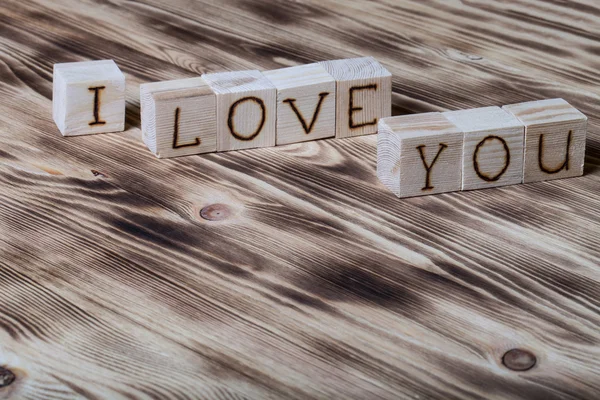 Cubos de madera con inscripción "I LOVE YOU" en el nuevo backgro de madera — Foto de Stock