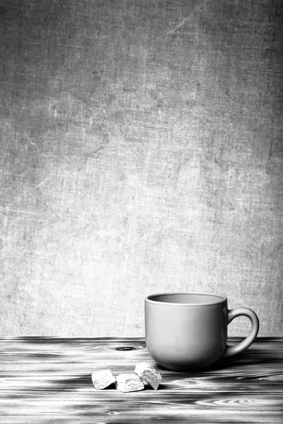 Tazza di tè su nuovo bordo di legno e sfondo di iuta. Tonica — Foto Stock