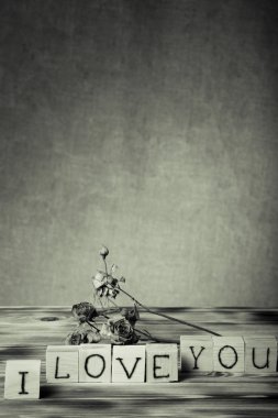 Ahşap küpleri ve yeni ahşap tahta ve çuval bezi kuru gül çiçek