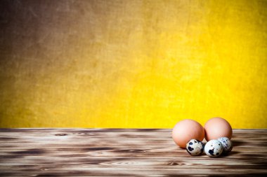 Yeni ahşap tahta ve çuval bezi arka plan üzerinde yumurta. Seçici odak.