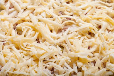 Rendelenmiş peynir ile hazırlıksız pizza