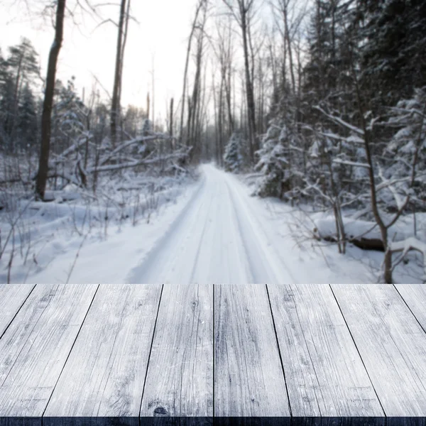 Invierno nevado en el bosque. Antecedentes Vista desde ga de madera oscura — Foto de Stock
