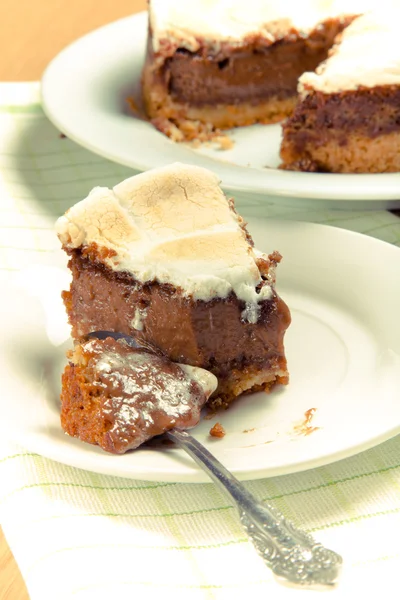 Bolo doce com chocolate em uma mesa de madeira leve. Seletivo foc — Fotografia de Stock