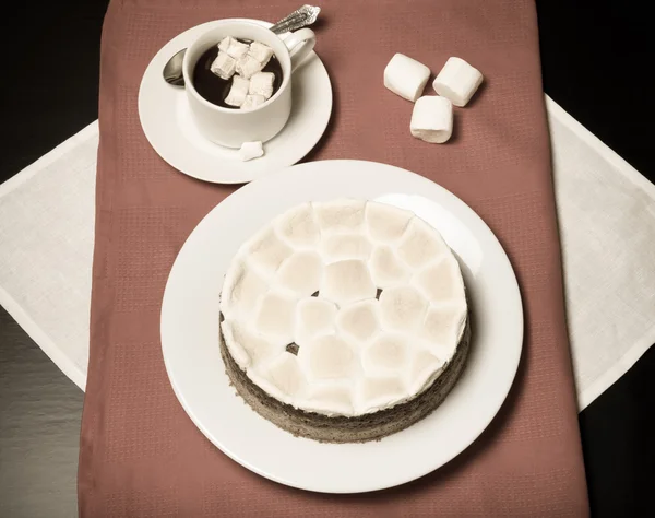 Bolo doce com chocolate e cacau com marshmallows em um preto — Fotografia de Stock