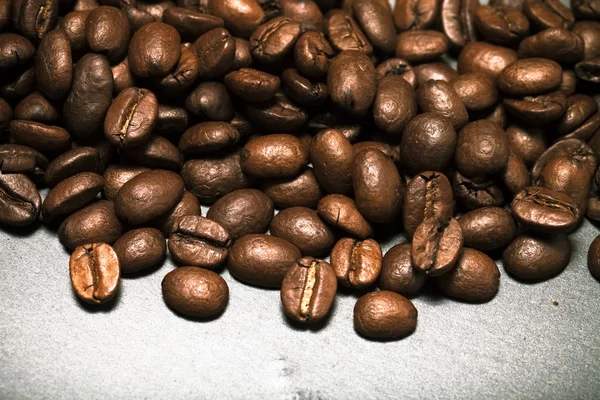 Κόκκους καφέ για το σχιστόλιθο φόντο. Τονισμένα — Φωτογραφία Αρχείου