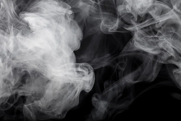 Fumar em um fundo preto. Desfocado — Fotografia de Stock
