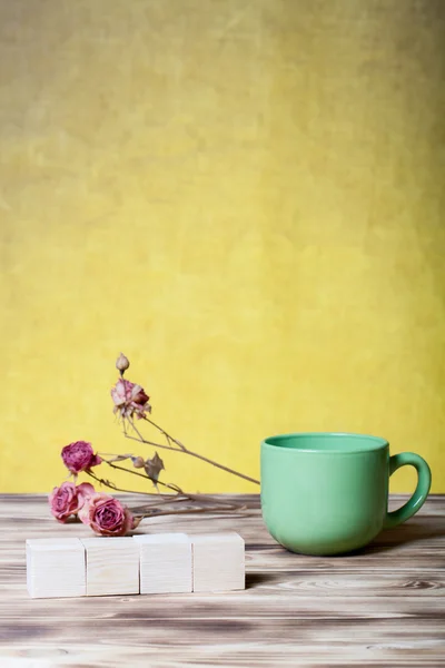 Tazza di tè, cubetti di legno e fiori di rosa secchi sul nuovo cinghiale di legno — Foto Stock