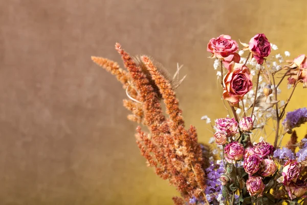 Ramo de flores secas sobre fondo de arpillera. Enfoque selectivo — Foto de Stock