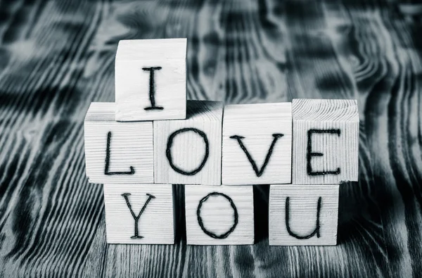 Houten kubussen met inscriptie "I Love You" op nieuwe houten backgro — Stockfoto