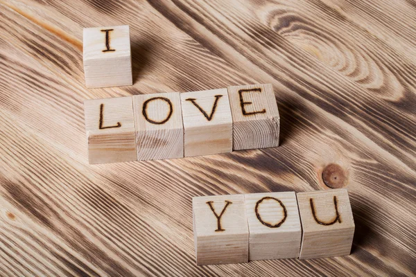 नए लकड़ी के पृष्ठभूमि पर शिलालेख "मैं तुमसे प्यार करता हूँ" के साथ लकड़ी के घन — स्टॉक फ़ोटो, इमेज