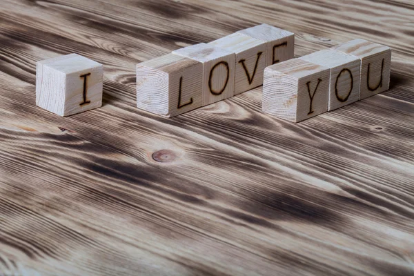 Cubos de madeira com inscrição "Eu te amo" no novo backgro de madeira — Fotografia de Stock