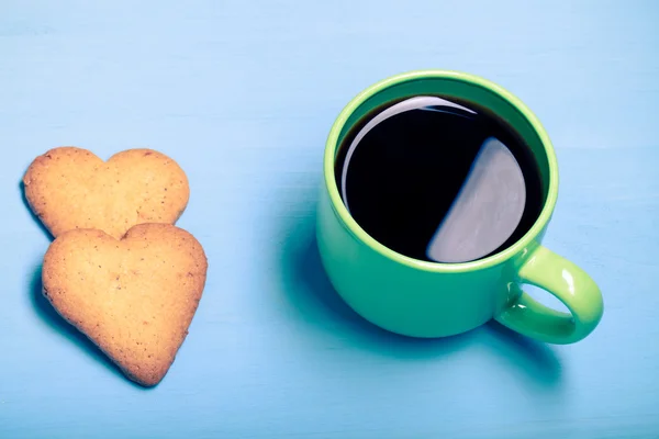 Kaffe i kopp på blå träbord. Tonas — Stockfoto