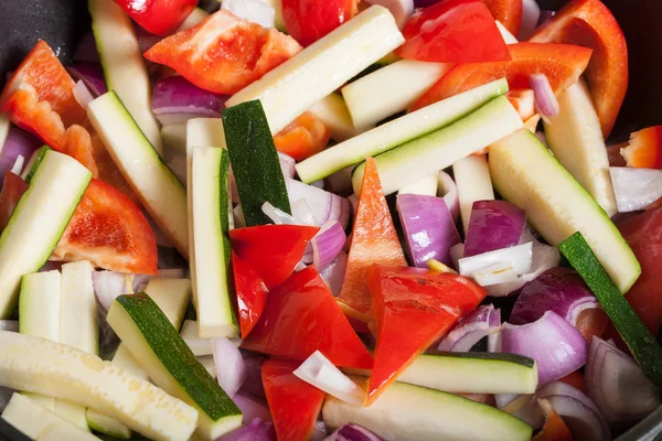 Zbiór warzywa smażone na patelni. Selektywne focus — Zdjęcie stockowe