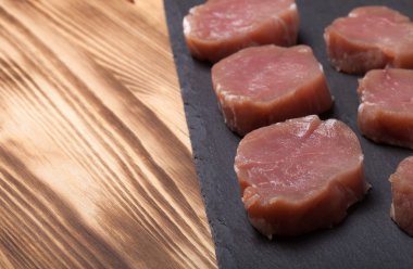 Kayrak yeni yanık ahşap ba üzerinde bir plaka üzerinde çiğ et parçaları