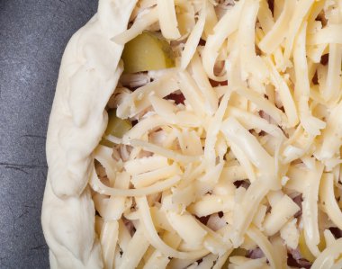 Rendelenmiş peynir ile hazırlıksız pizza