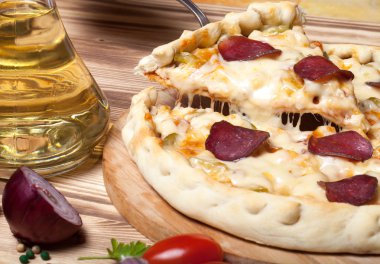 Smelted peynir hazır pizza. Seçici odak